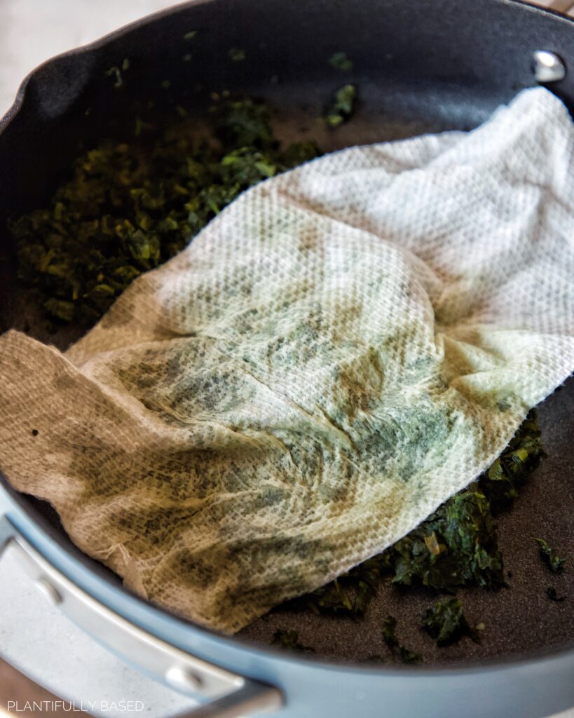 spinach with towel squeezing out water