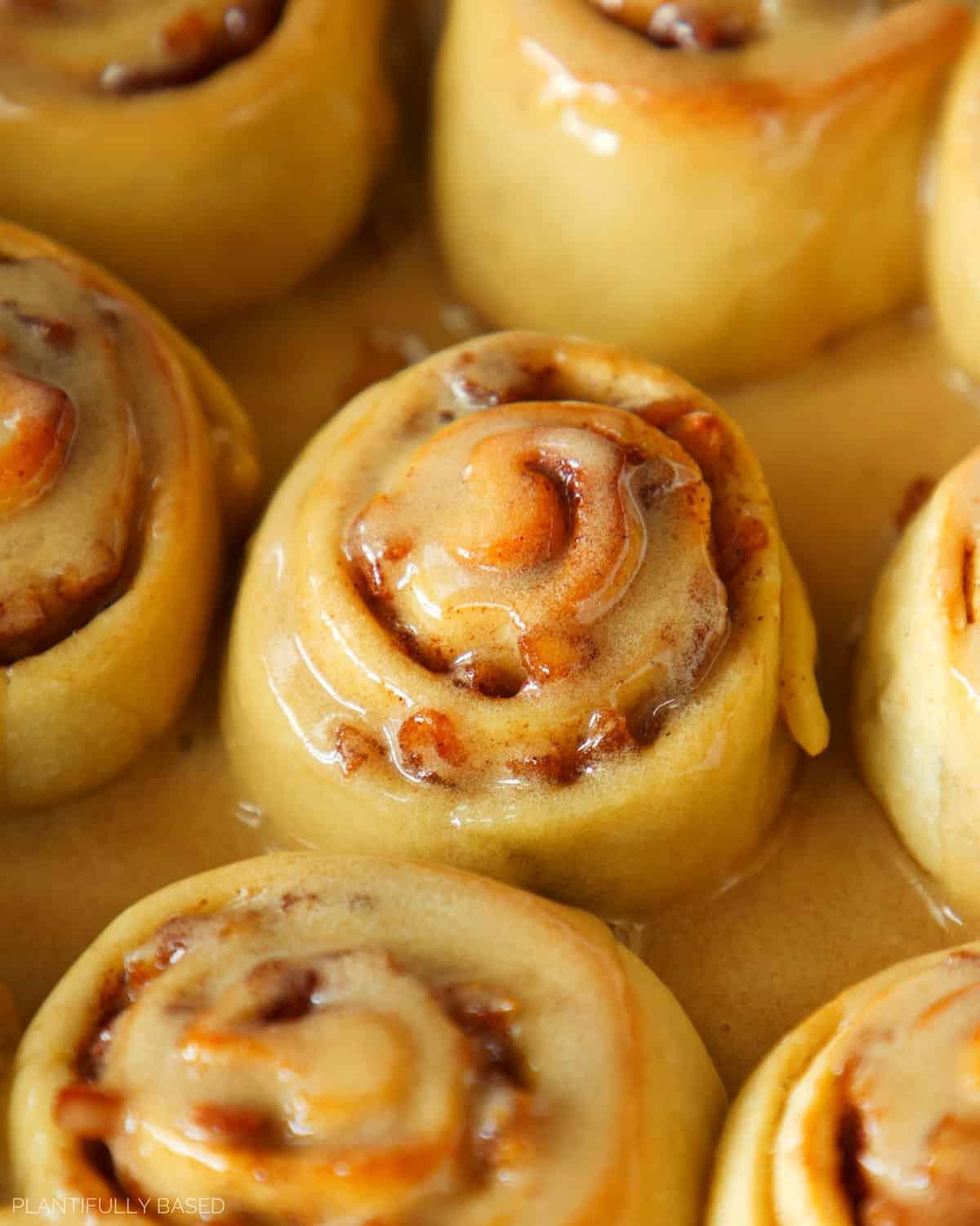 Apple Pie Cinnamon Rolls (Vegan)