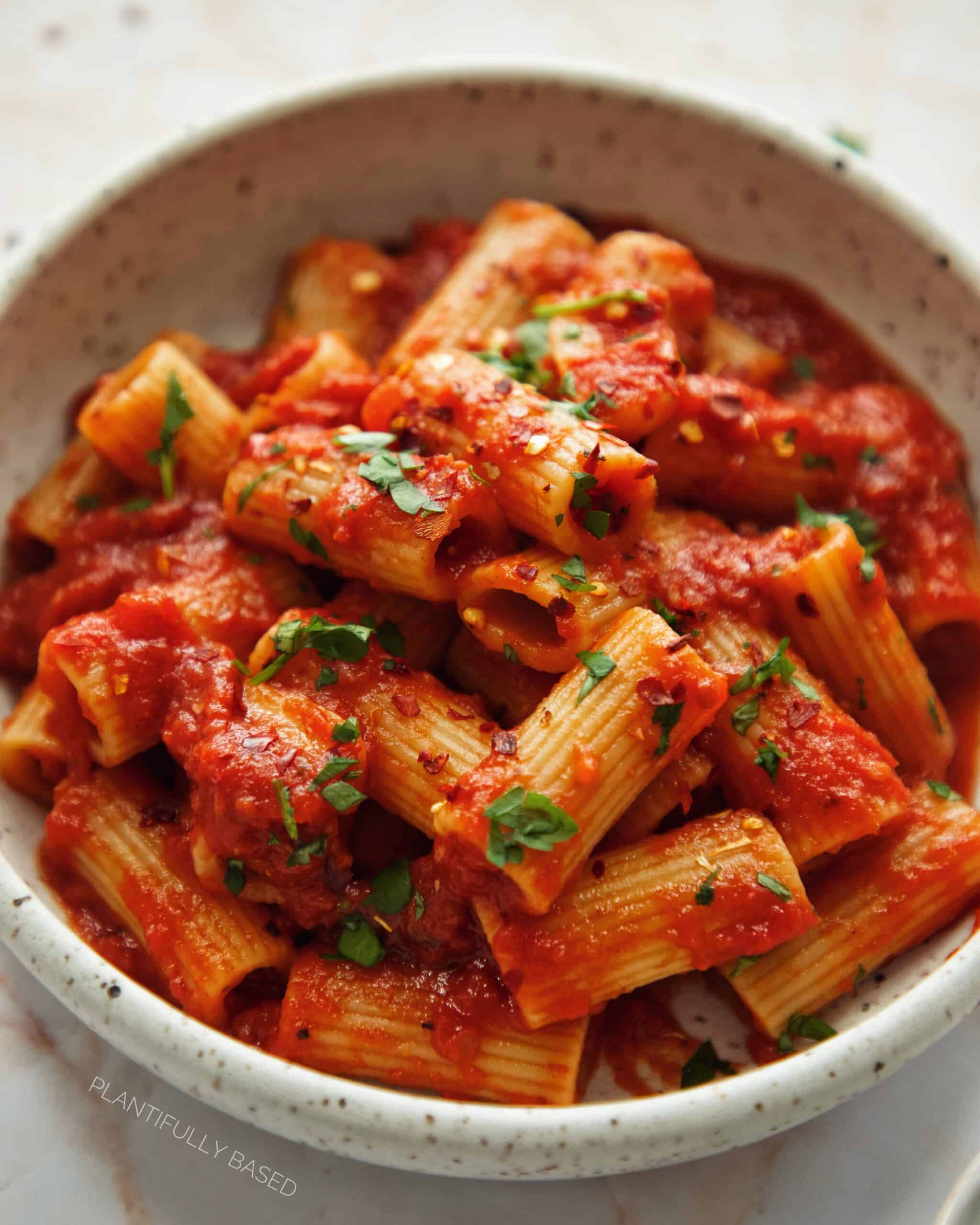 Delicious & Spicy Rigatoni Arrabbiata (Easy Pasta Recipe) - Plantifully ...