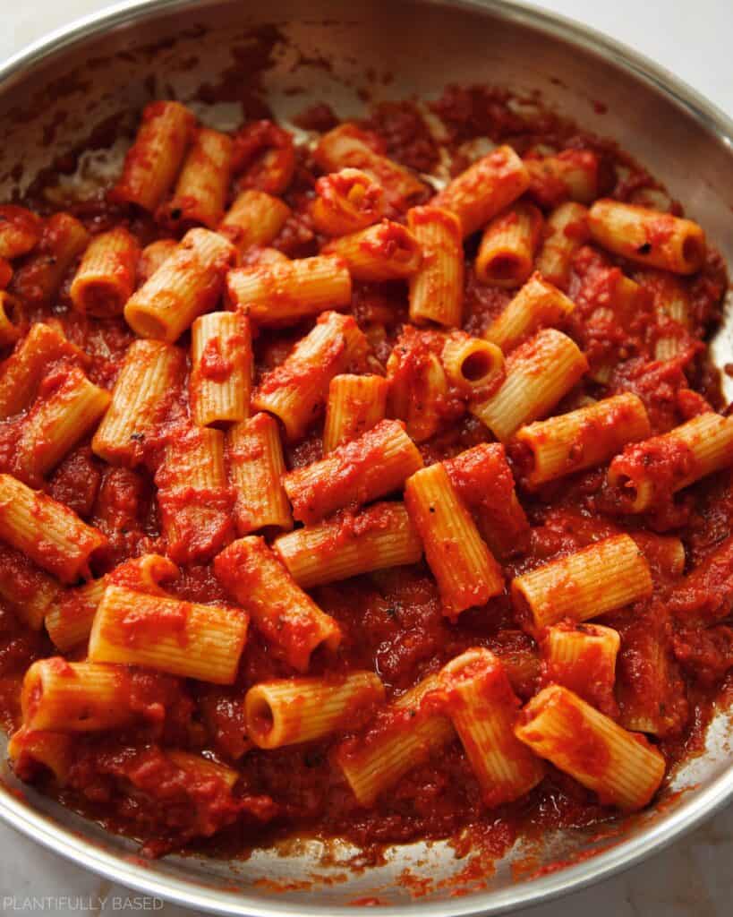 rigatoni in the arrabbiata sauce after mixing